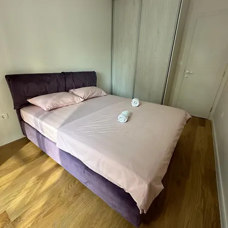 Cozy 1bd Point-garage Available 5e Per Day * Podgoriçe